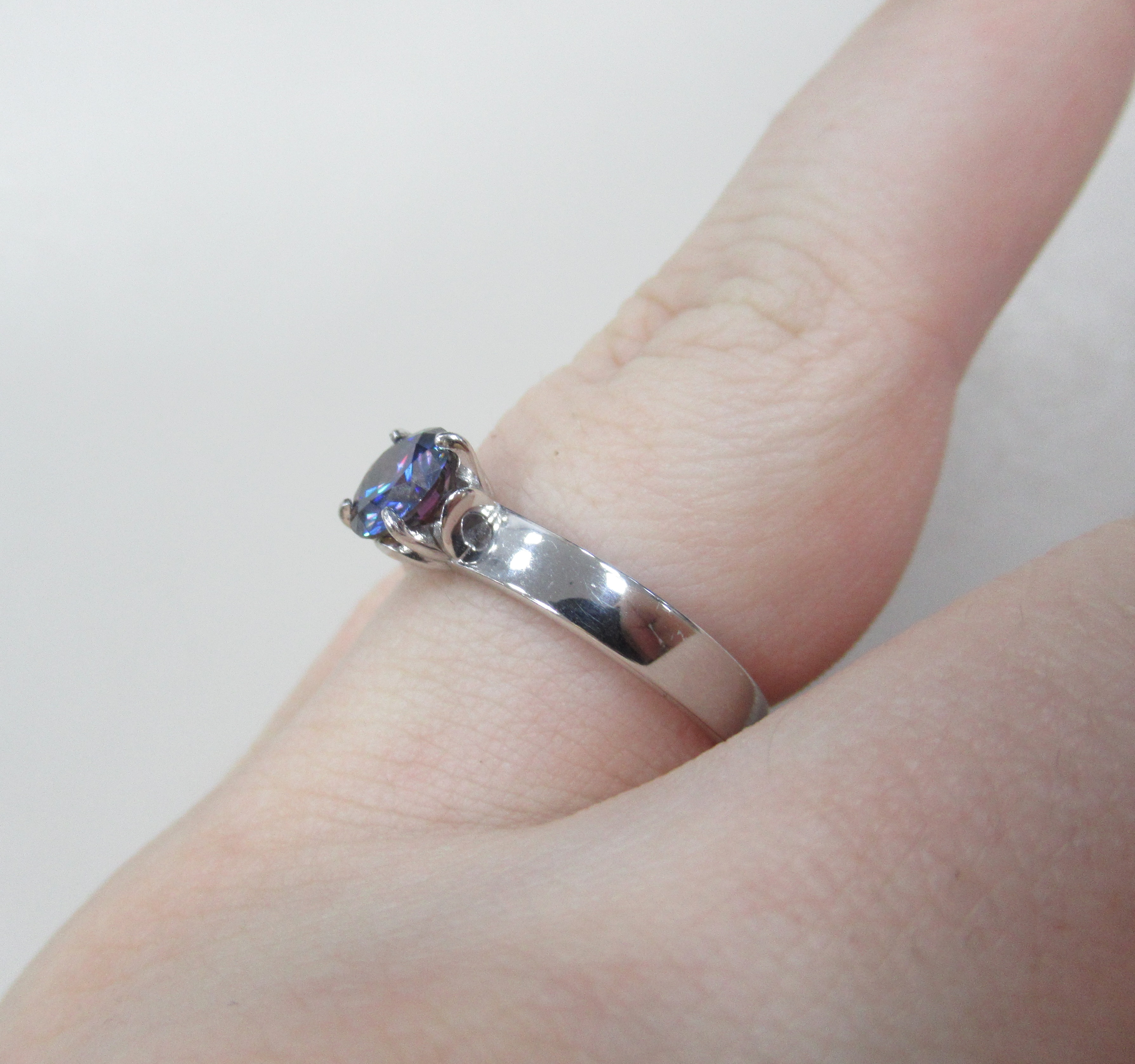 Серебряное кольцо с фиолетовым муассанитом